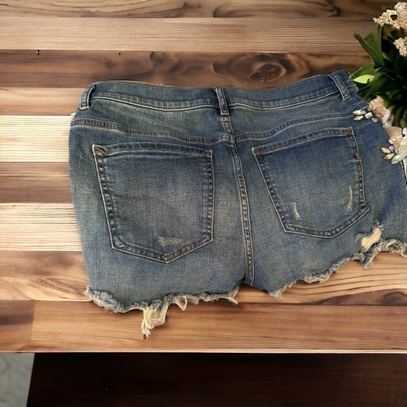 Size 8 high rise denim shorts with rine stones new no tag - Picture 3 of 7
